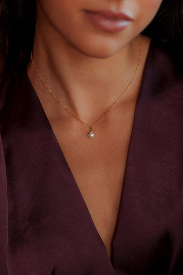 City pearl necklace worn with everyday clothes in daylight, what age should you wear pearls, Sofia Godinho