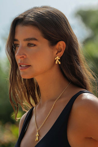 Pendientes stud Corail en forma de coral chapados en oro 18k, colección À La Riviera Sofia Godinho