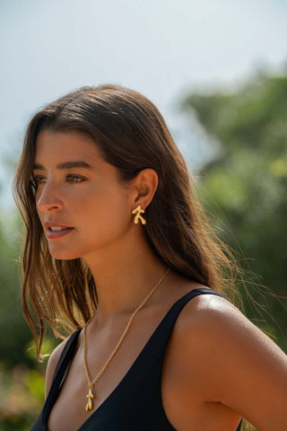 Pendientes stud Corail en forma de coral chapados en oro 18k, colección À La Riviera Sofia Godinho