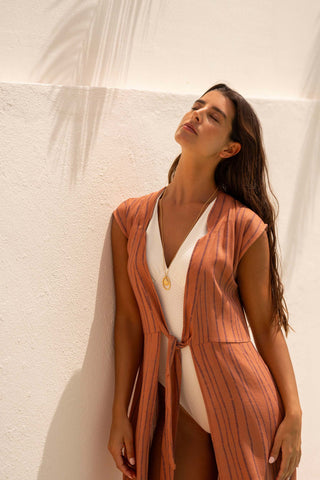 Model draagt de Layet maxi kaftan terracotta met marineblauwe strepen, viscose linnen van Sofia Godinho